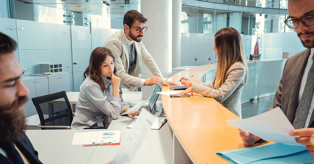 Conducting business. Банковское руководство. Руководитель банка. Управленец в банке картинка. Руководитель в банке.